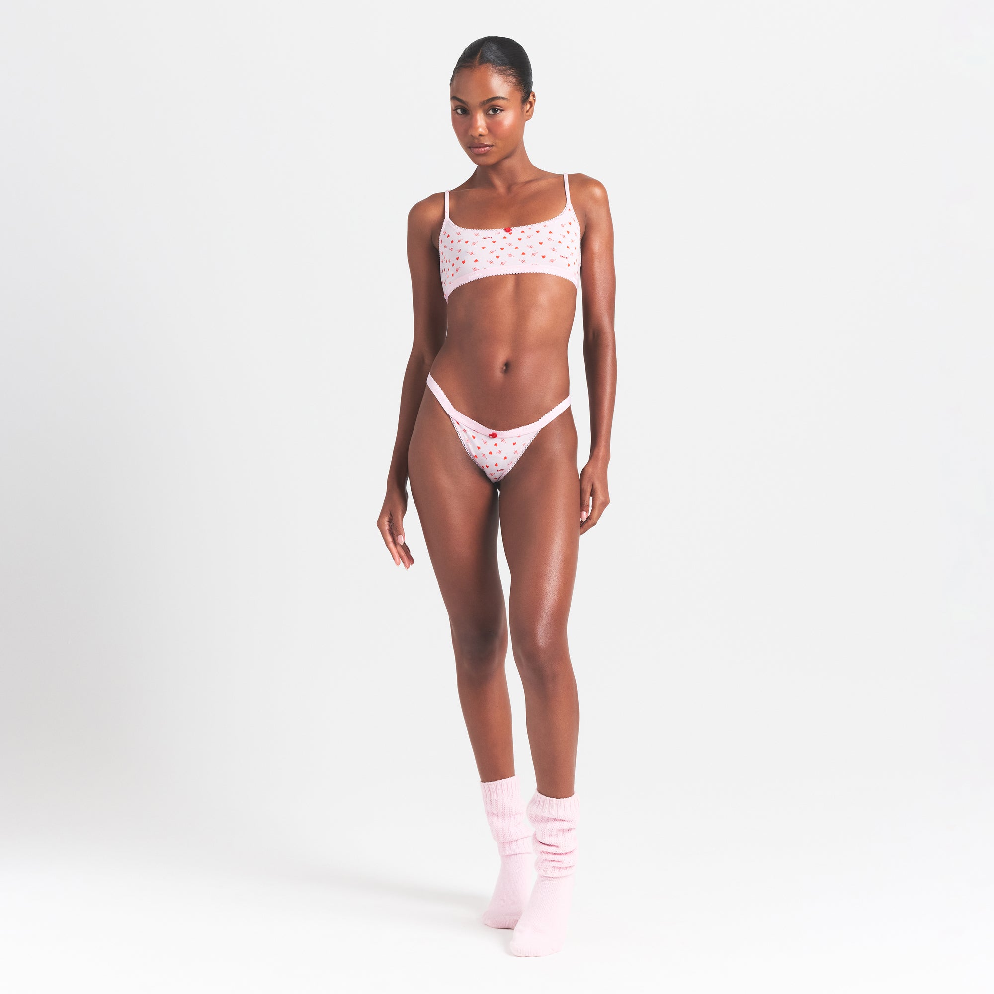 SKIMS LIGHTWEIGHT COTTON LOGO PICOT THONG | BABY PINK ARROWED HEARTS - Mind Türkiye
