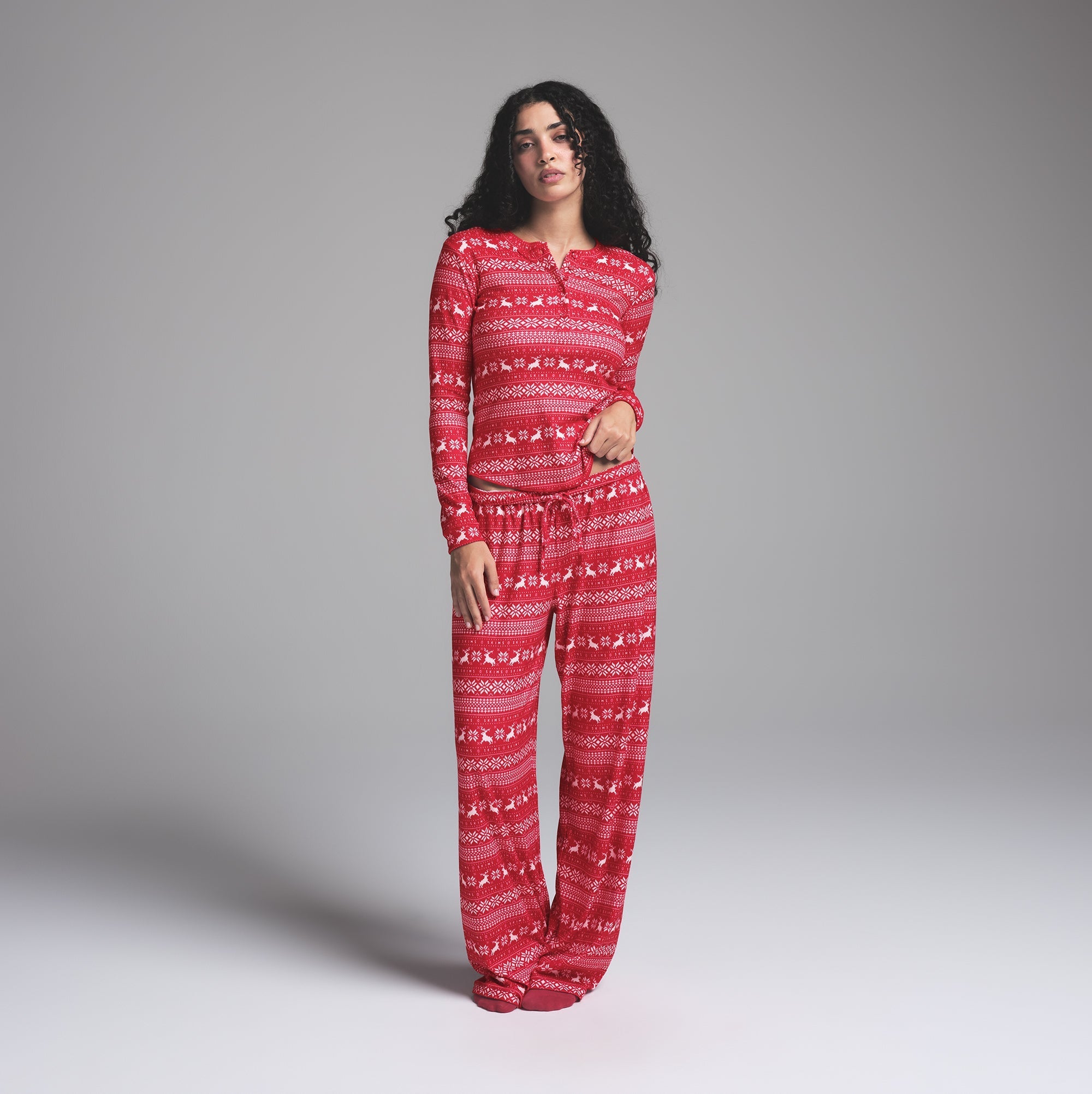 SKIMS LOGO PLUSH POINTELLE LONG SLEEVE HENLEY | RED DEER FAIR ISLE - Mind Türkiye