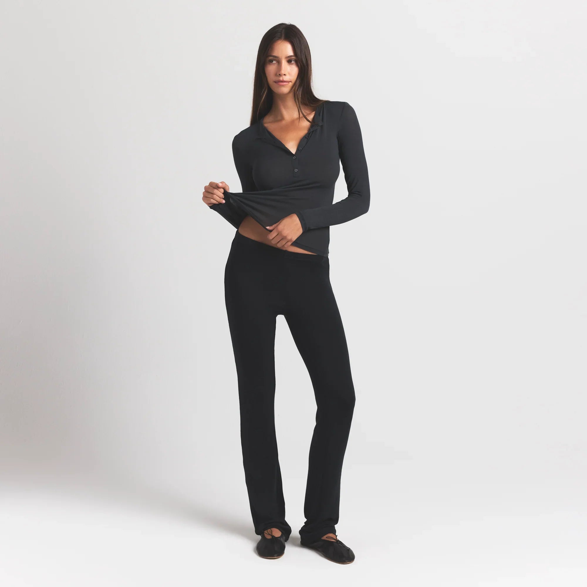 SKIMS SHEER MODAL CREWNECK HENLEY | ONYX - Mind Türkiye