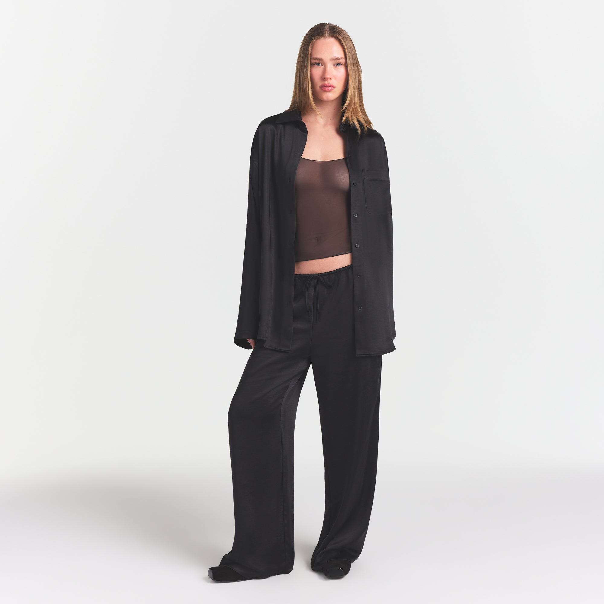 SKIMS LIGHTWEIGHT SATIN OVERBedenD SHIRT | OBSIDIAN - Mind Türkiye