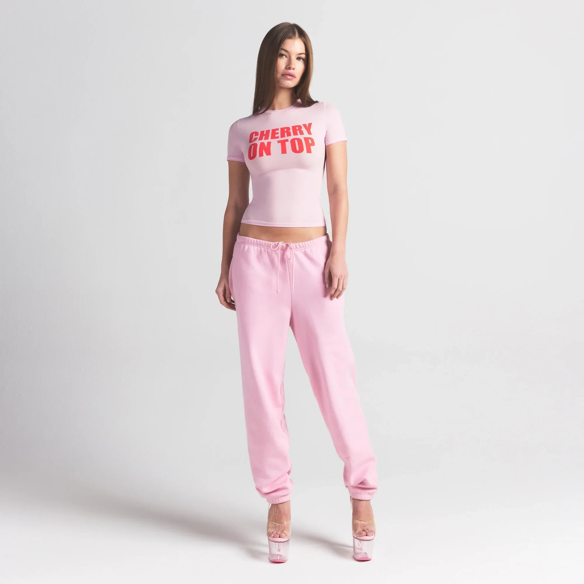 SKIMS FITS EVERYBODY T-SHIRT | BABY PINK CHERRY ON TOP - Mind Türkiye