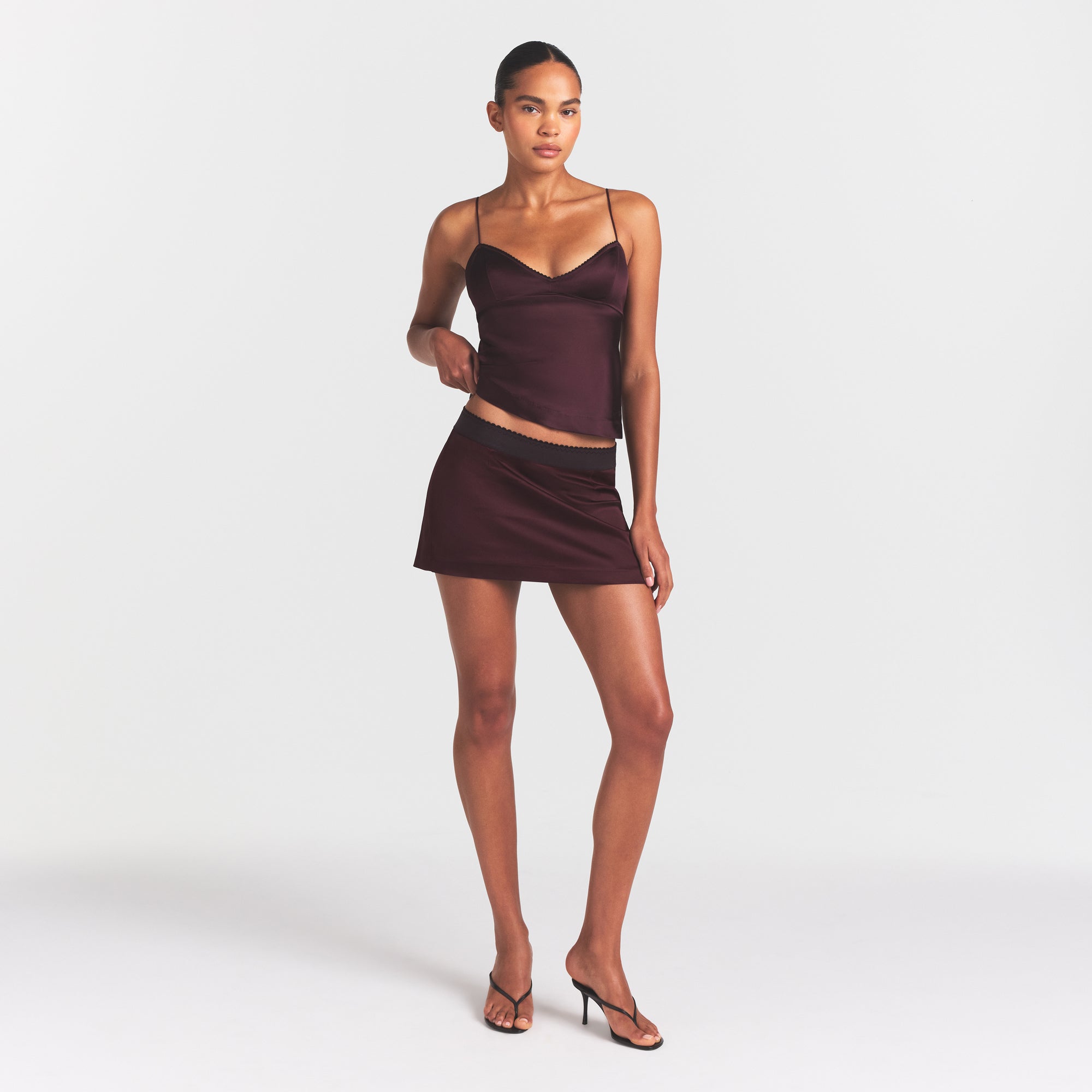 SKIMS SATIN CAMI | CURRANT - Mind Türkiye