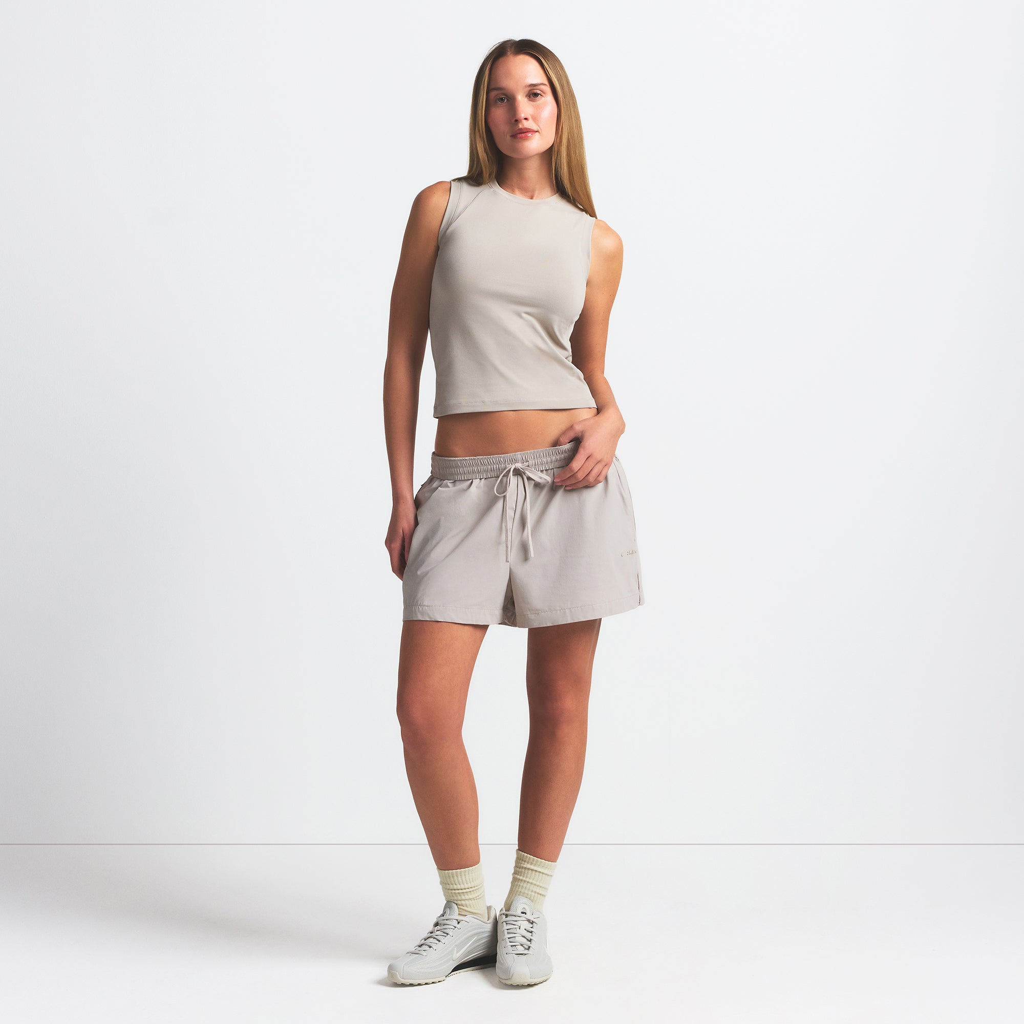 NikeSKIMS AIRY MUSCLE TEE | STONE - Mind Türkiye