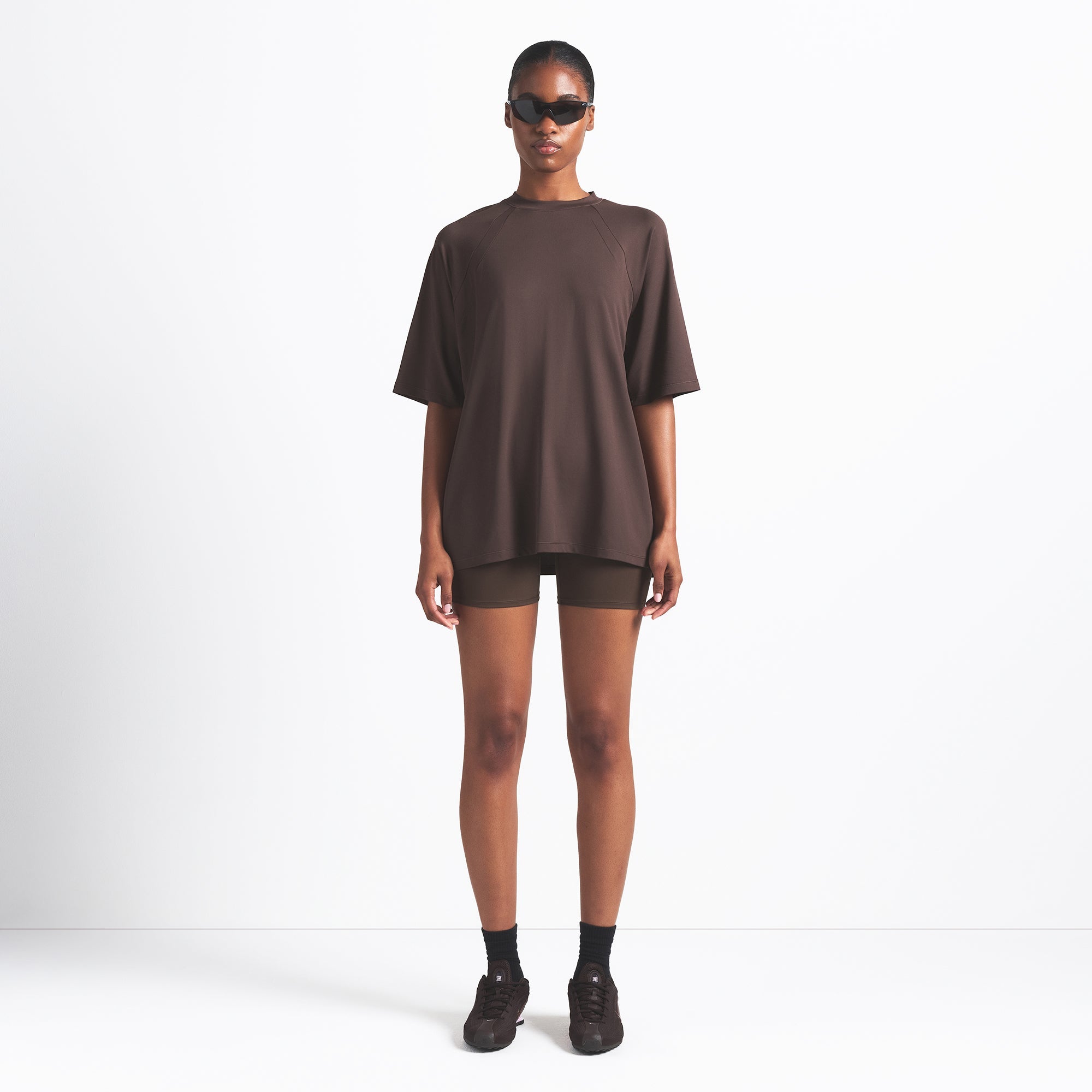 NikeSKIMS AIRY OVERBedenD TEE | DARK SEPIA - Mind Türkiye
