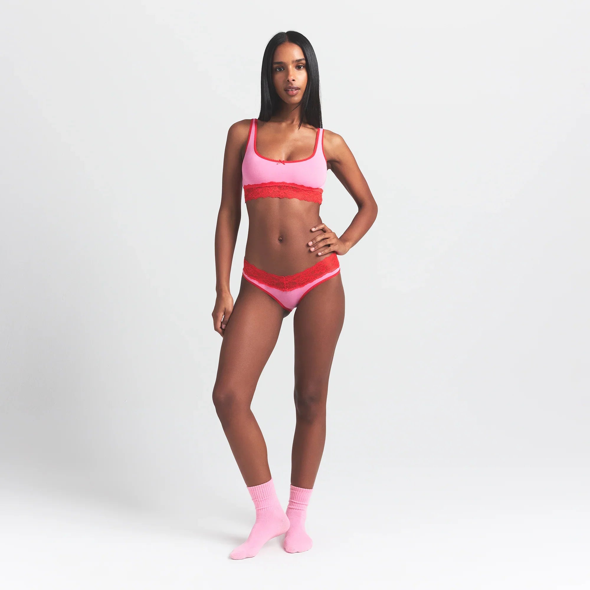 SKIMS LIGHTWEIGHT COTTON WIDE LACE BRIEF | CARNATION CONTRAST - Mind Türkiye