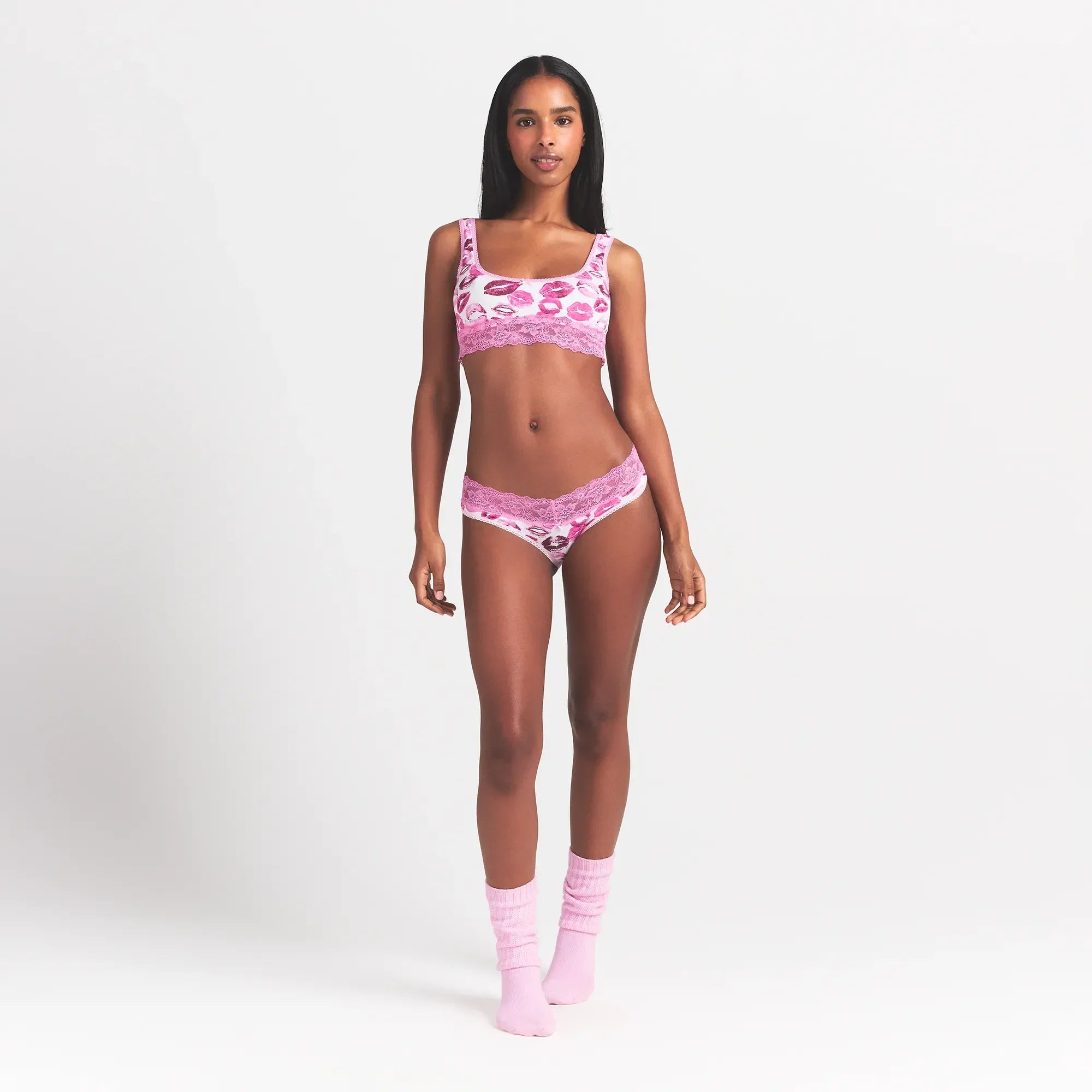 SKIMS LIGHTWEIGHT COTTON WIDE LACE BRIEF | PINK ALLOVER LIPSTICK - Mind Türkiye