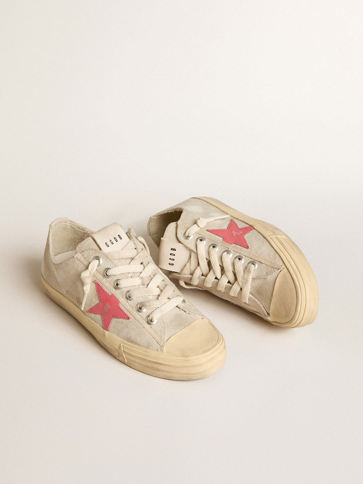 Golden Goose Women’s V-Star In Light Gray Canvas With A Red Leather Star - Mind Türkiye