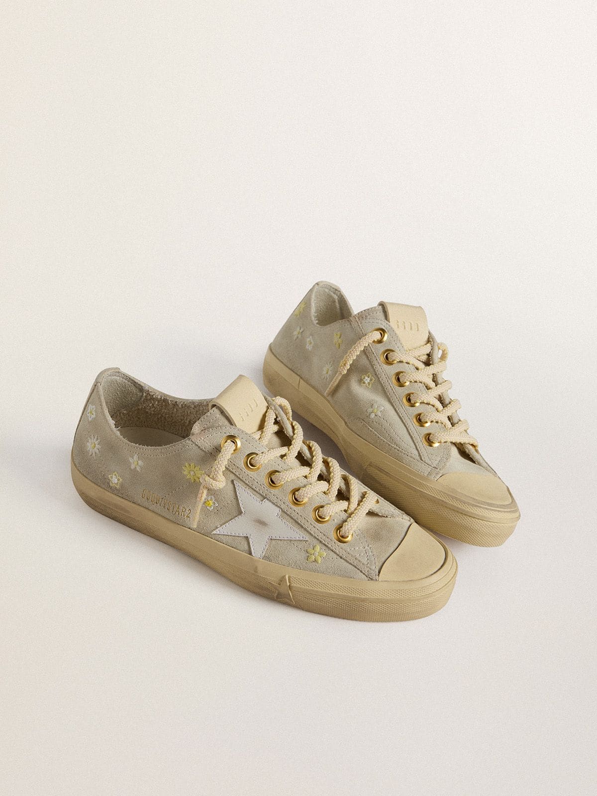 Golden Goose Women’s V-Star In Ice-Gray Suede With White Leather Star And Floral Embroidery - Mind Türkiye
